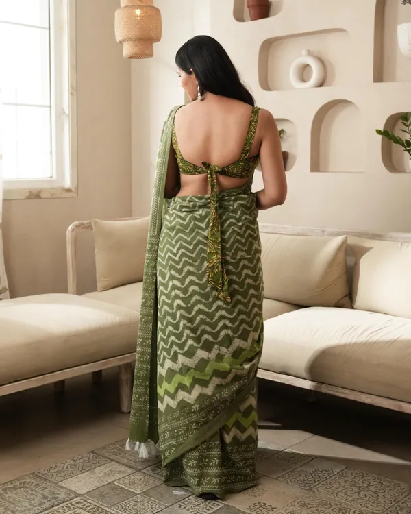 Rustic_Green_Cotton_Dabu_Wave_Print_Mul_Saree_For_Women